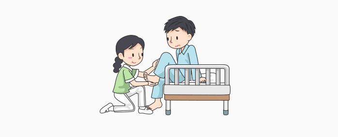 <그림> 남성의 다친 발을 살피고있는 치료사
