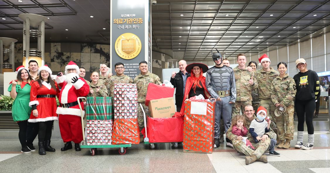 2-2 Assault Helicopter Battalion from K-16 surprised the pediatric patients at Samsung Medical Center with special Christmas gifts!.png 2-2 Assault Helicopter Battalion from K-16 surprised the pediatric patients at Samsung Medical Center with special Christmas gifts!.png