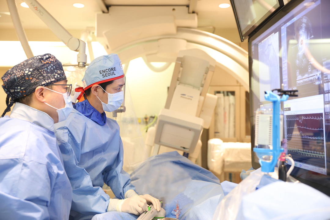 (1) 궤도형죽종절제술_시술장면.png