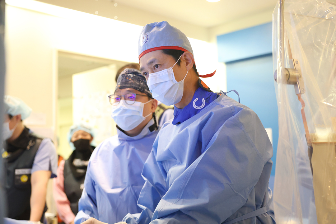 (2) 궤도형죽종절제술_시술장면2.png