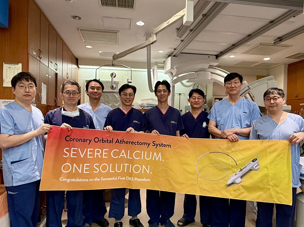 (3) 궤도형죽종절제술_단체사진.png